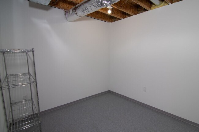 Building Photo - 3 Bed 2 Bath fully updated home adjacent to park & shopping