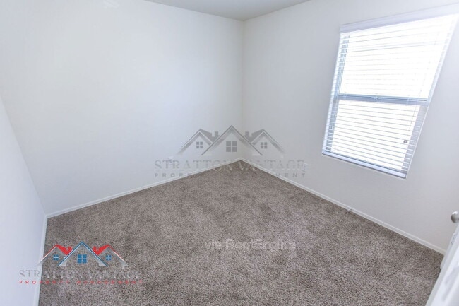 Building Photo - 5926 E Oasis Blvd