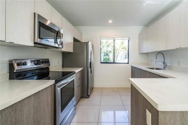 Building Photo - 1985 Bay Dr