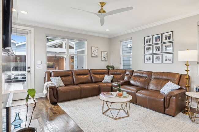 Building Photo - 6216B California Ave