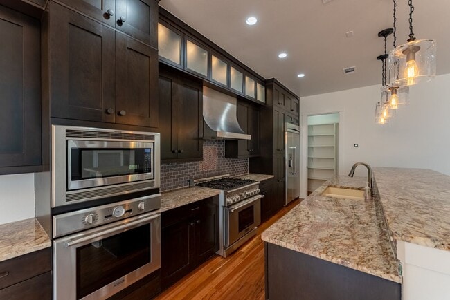 Building Photo - Gorgeous 4 bedroom, 5 bathroom House in Bouldin Creek!