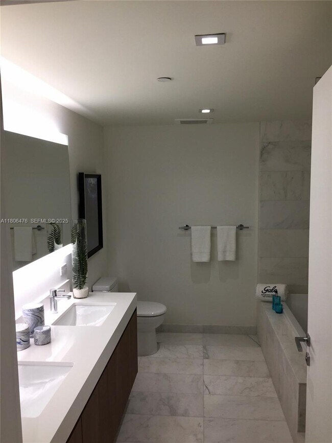 Building Photo - 401 N Birch Rd