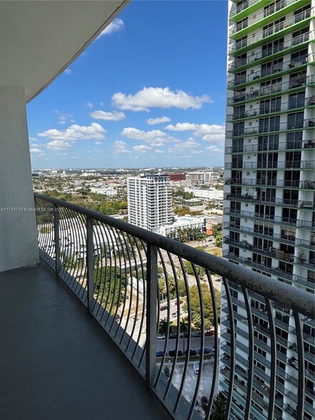 Building Photo - 1750 N Bayshore Dr