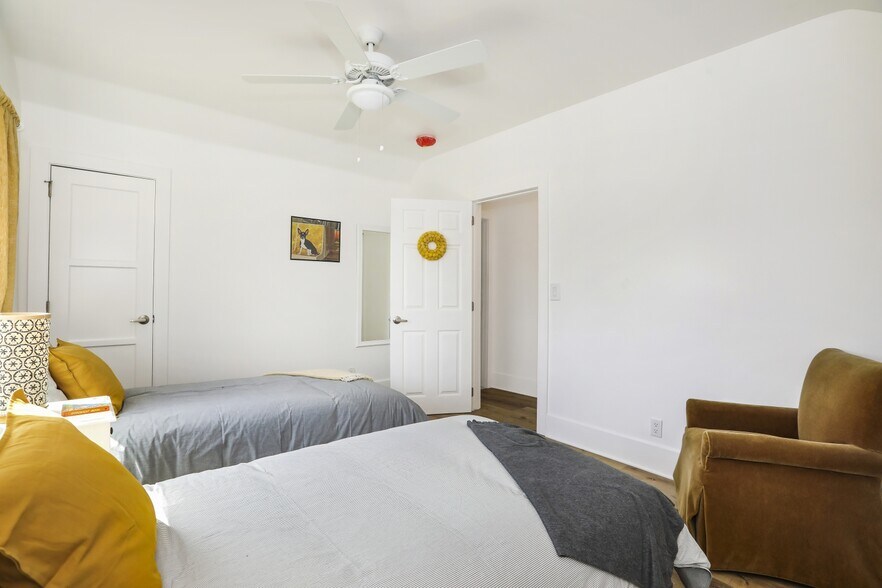 Building Photo - 3220 E 6th St