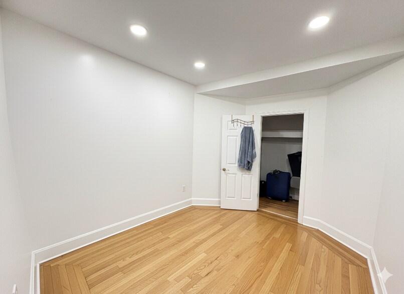 Building Photo - 149 Glenway St