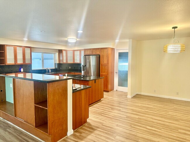 Building Photo - 606 Kaulani Way
