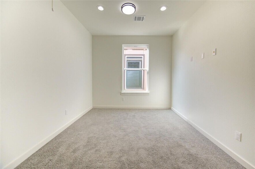 Building Photo - 2920 El Fenice Ln