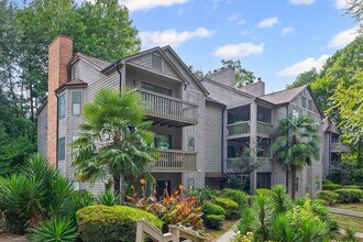 Building Photo - This beautifully maintained 2-bedroom, 2-b...