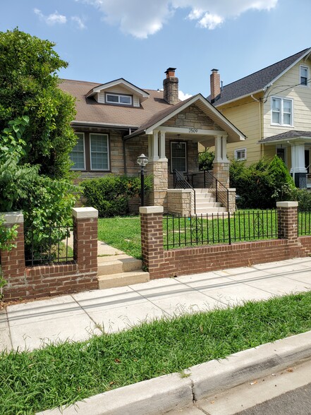 Enclosed front yard. - 2509 10th St NE