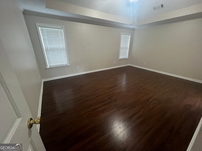 Building Photo - 5175 Victoria Park Dr
