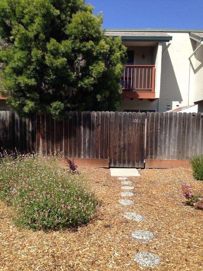 Primary Photo - Spacious 2 bedroom, 1.5 bath condo in Ever...