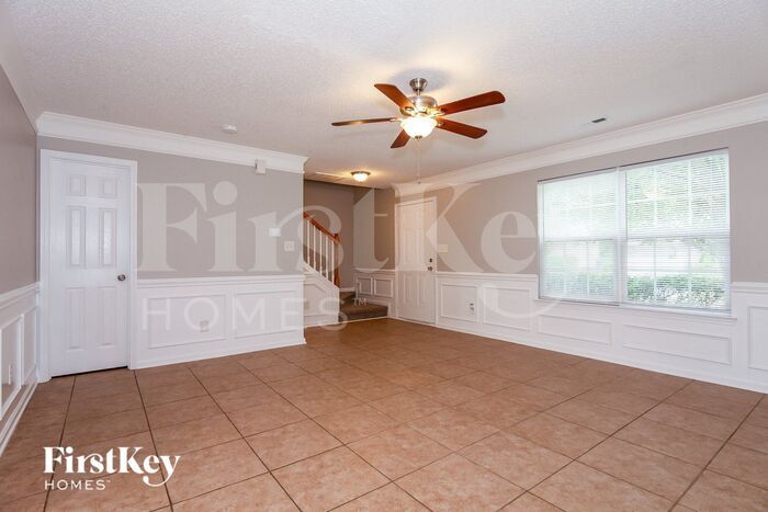 Building Photo - 2422 Fairstone Ave