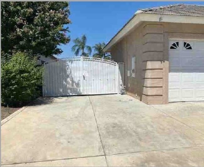 Building Photo - West Bakersfield Custom Home for Rent Available Now!