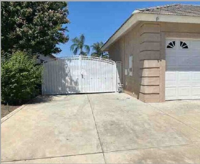 Building Photo - West Bakersfield Custom Home for Rent!