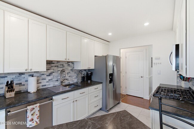 Building Photo - 327 Sequoia Ct