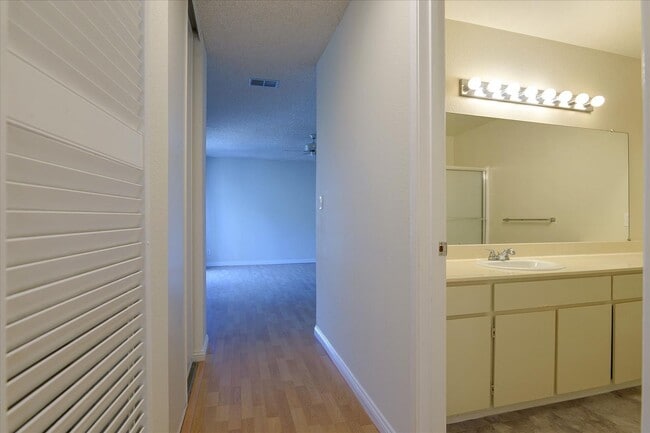 Building Photo - Great Home in Secure Complex