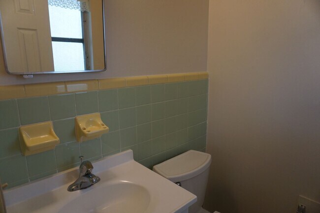 Building Photo - Modest 3 Br/1.5 Bath in Established Neighborhood