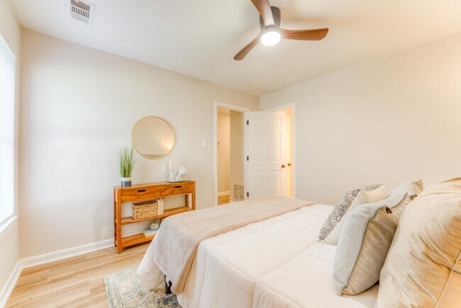 Building Photo - 548 N 6th St