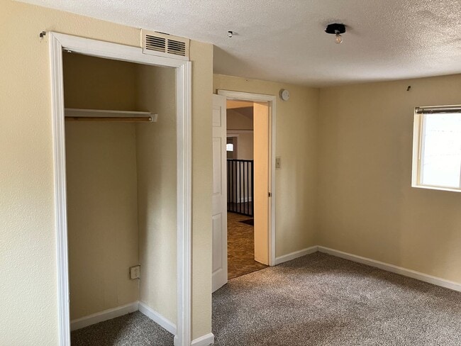 Building Photo - *LONG TERM RENTAL*