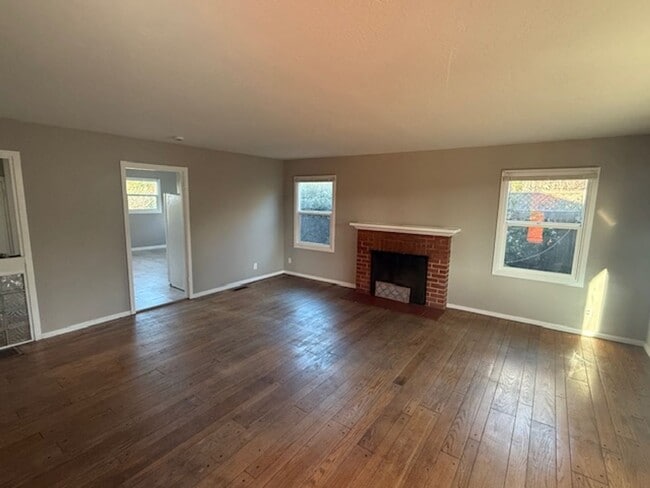 Building Photo - Beautiful Richmond Annex Home with Updated Kitchen & Bath + Bonus Room