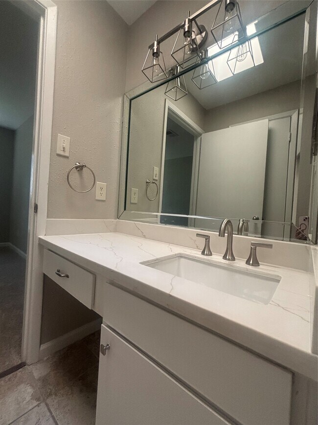 Building Photo - 18800 Egret Bay Blvd