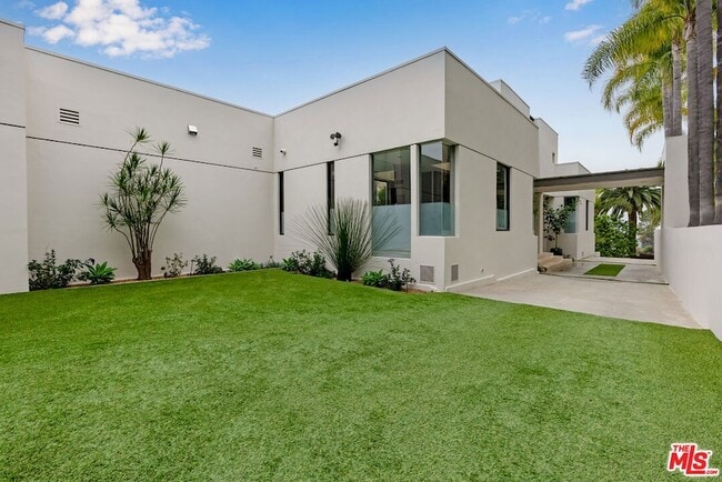 Building Photo - 9405 Sierra Mar Pl