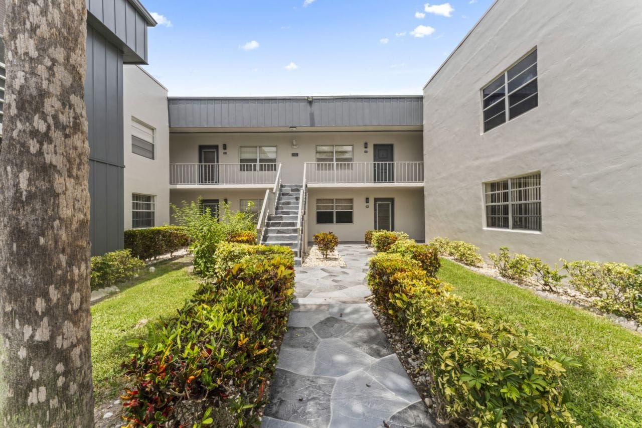 close to stairs - 230 Normandy E