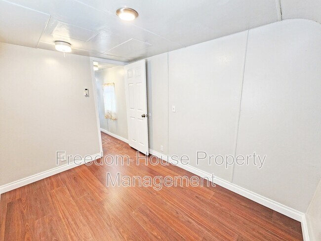 Building Photo - 2220 W Bell Vista Ave