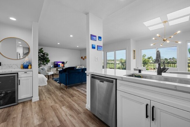 Building Photo - Beautifully remodeled 2 BR 2 BA condo w/ i...