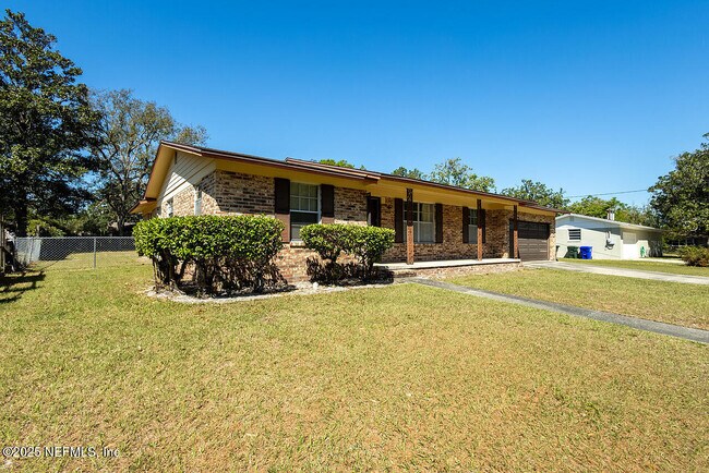 Building Photo - 1620 Bay Cir E