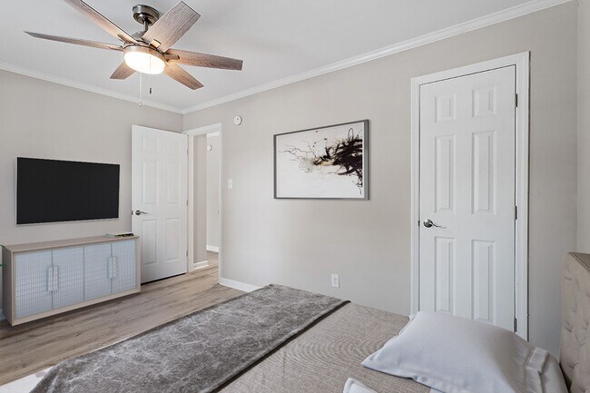 Building Photo - Experience Modern Living: Newly Renovated 1 Bed, 1 Bath Apartment Coming Soon!