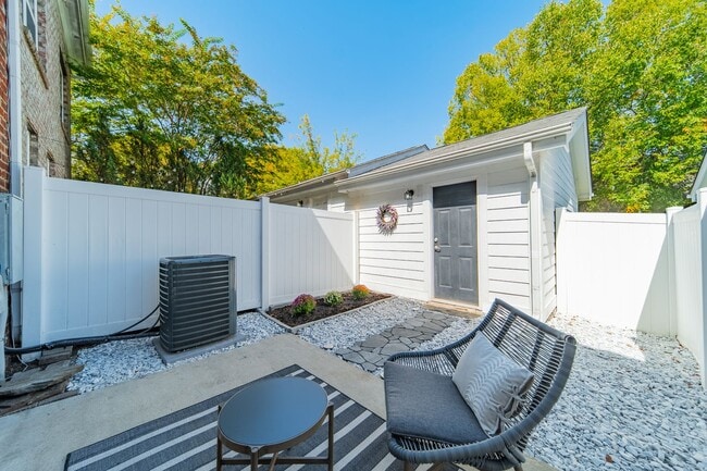 Building Photo - UPGRADES! Two Bedroom Townhouse in Charlotte