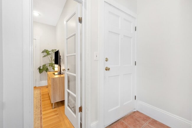 Building Photo - 405 Marlborough St