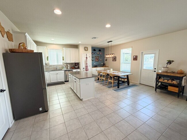 Building Photo - Well Maintained 3 bedroom 2.5 bath in COMAL ISD!