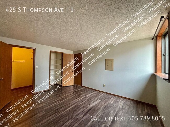 Building Photo - Charming 1 Bedroom With Walk-In Closet!