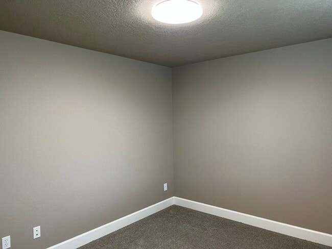 Building Photo - 3Bd/2Ba Single Story House - Available to View!