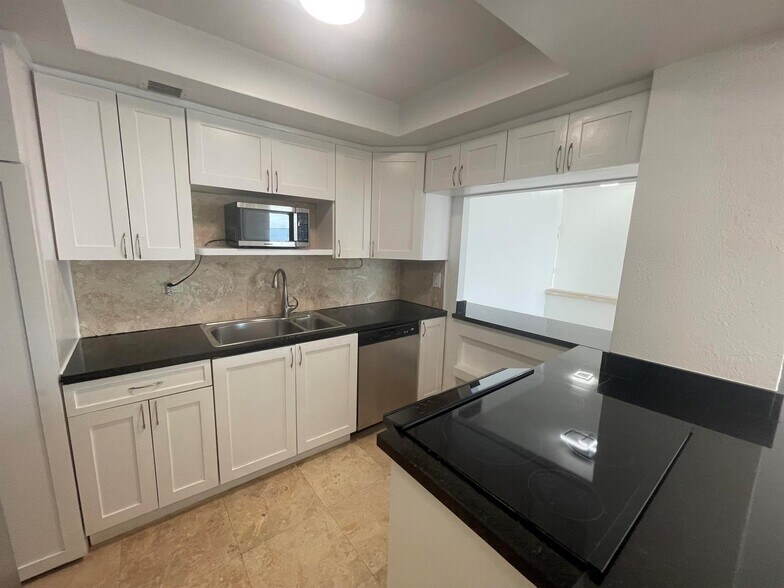 Building Photo - 2451 Brickell Ave