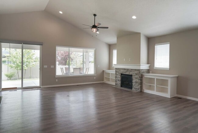 Building Photo - Elegant and Pristine Post Falls Home