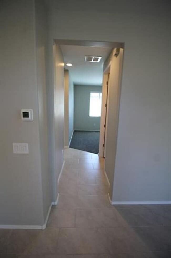 Building Photo - Desirable La Estancia Neighboorhood