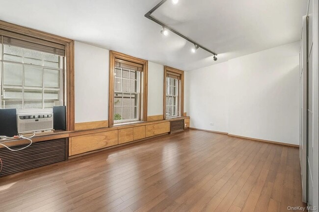 Building Photo - 322 E 50th St
