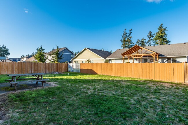 Building Photo - Beauitful Two Story Four Bedroom Home