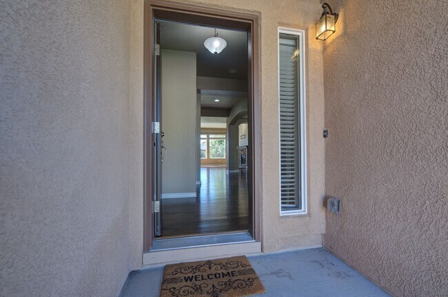 Building Photo - Beautiful home available to move in 08/04/...