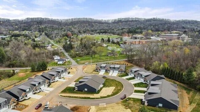 Building Photo - Powell 37849 - 4 Bedroom, 3 bath Condo - Contact Lisa Vineyard and Shannon Russell (865) 216-9334