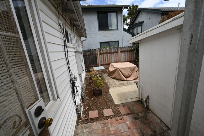 Building Photo - 1609diam