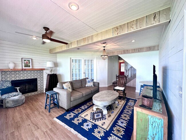 Building Photo - Beautiful 3B/3.5B Waterfront Fully Furnished Home available for Long-Term Rental!