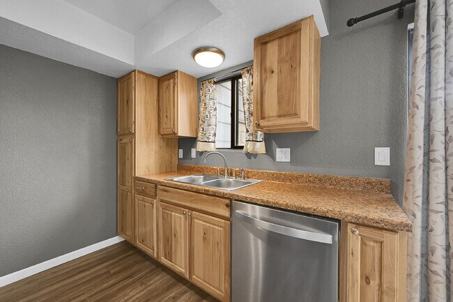 Building Photo - $1,495, 2-bed, 1.5 bath Unit in CO Springs with Assigned Parking Spot.
