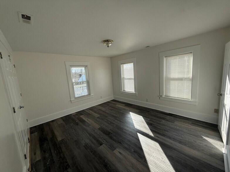 Master Bedroom - 190 Ash St