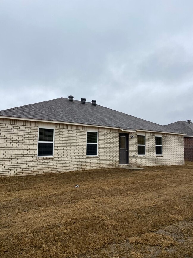 Building Photo - *Pre-leasing* Four Bedroom | Two Bath Home...