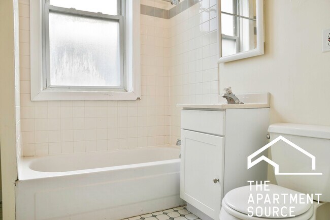 Building Photo - 2318 N Southport Ave