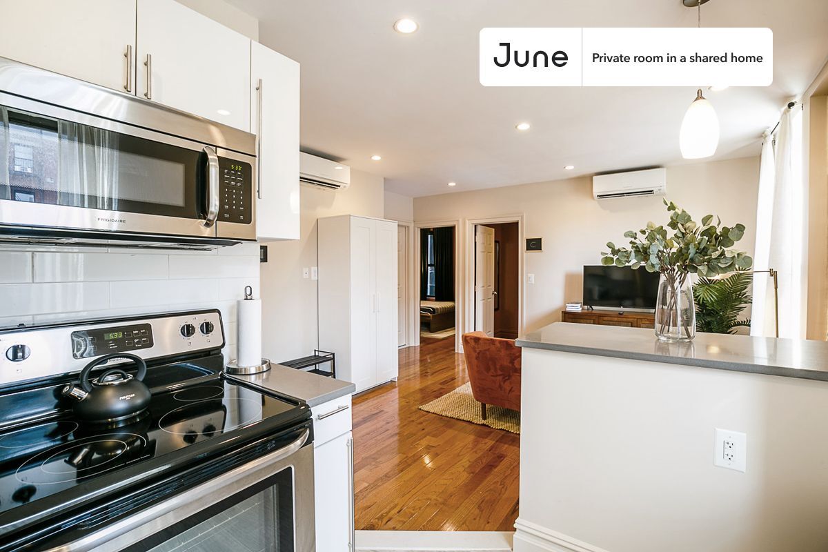 Building Photo - Private bedroom in 3 bed/2 bath Home